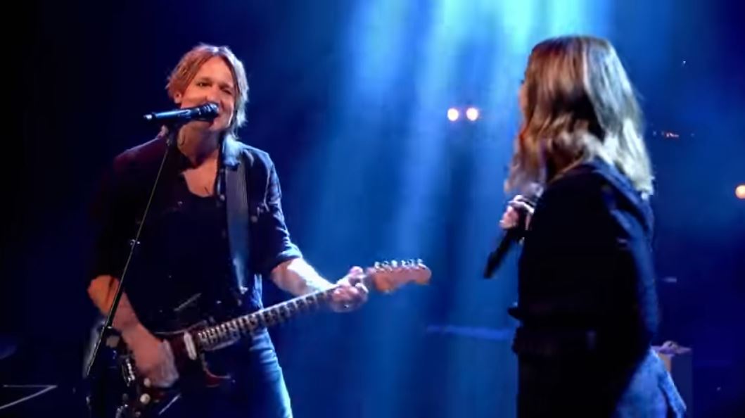 Keith Urban Performs ‘The Fighter’ With Member Of The Spice Girls