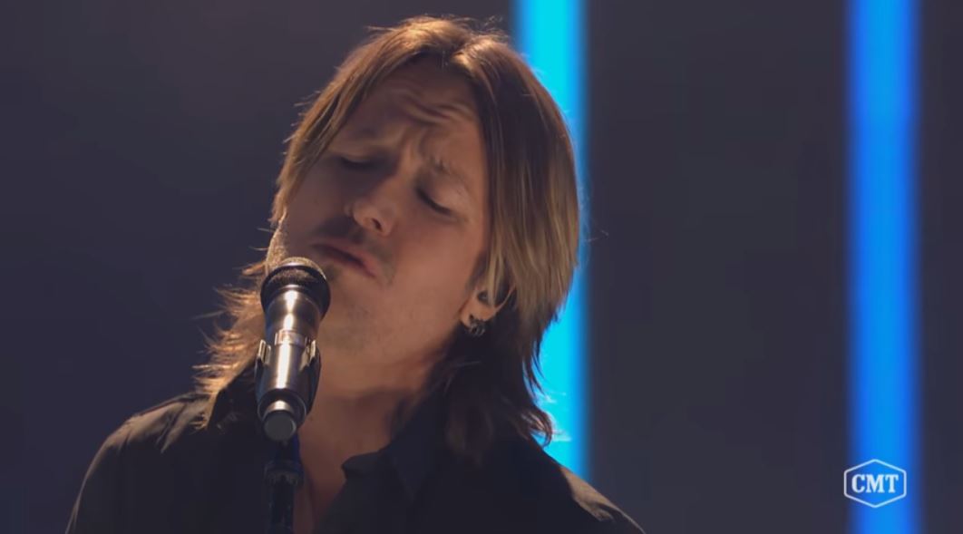 Keith Urban Performs “Blue Ain’t Your Color” | 2017 CMT Artists of the Year