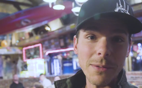 Granger Smith surprises a fan at work