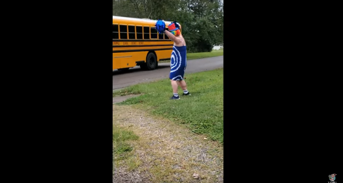 Creative Dad Takes Waiting for His Kids at the Bus Stop to a Whole New Level [VIDEO]